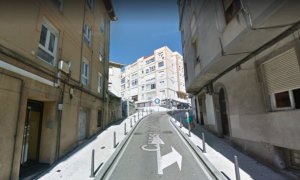 Un conductor positivo en alcoholemia choca contra un vehículo, tres bolardos, un inmueble y daña la tubería de gas en Santander
