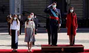 El rey Felipe VI, la reina Letizia, la princesa Leonor y la infanta Sofía asisten al desfile para conmemorar el Día Nacional de España en el Palacio Real en Madrid. Kiko Huesca / Pool via REUTERS