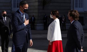 El presidente del Gobierno, Pedro Sánchez, saluda a la presidenta de la Comunidad de Madrid, Isabel Díaz Ayuso y al alcalde de la capital, José Luis Martínez-Almeida, en su llegada al acto militar. /Europa Press