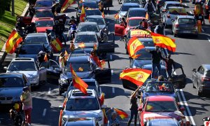 Un centenar de coches parados en el Paseo de la Castellana de Madrid, en una manifestación contra el estado de alarma convocada por Vox. EFE