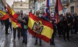 Manifestantes de ultraderecha exhibiendo banderas franquistas y símbolos fascistas en una marcha en el barrio valenciano de Benimaclet. /EUROPA PRESS