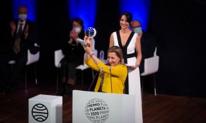 L'escriptora Eva García Sáenz de Urturi sosté el seu premi després de ser guardonada amb el Premi Planeta 2020 per la seva novel·la 'Aquitània', durant la cerimònia de lliurament del Premi Planeta de Novel·la 2020. David Zorrakino / Europa Press