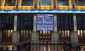 Una pantalla muestra la cotización del IBEX 35 en el interior de la Bolsa de Madrid. EFE/ Ana Bornay