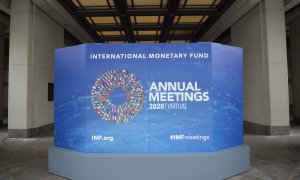 Un cartel anunciando la Asamblea Anual del FMI, en esta ocasión celebrada de forma virtual, en el exterior de la sede del organismo, en Washington. AFP/ANDREW CABALLERO-REYNOLDS