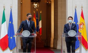 El presidente del Gobierno, Pedro Sánchez, con el primer ministro italiano, Giuseppe Conte, en la rueda de prensa conjunta en el Palacio Chigi, en Roma, tras su cumbre bilateral. REUTERS/Remo Casilli