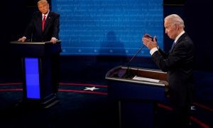 Joe Biden responde a una pregunta mientras el presidente Donald Trump escucha durante el segundo y último debate presidencial en el Curb Event Center de la Universidad de Belmont en Nashville. Morry Gash / Pool / REUTERS