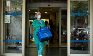 Una profesional sanitaria sale del Centro Atención Primaria (CAP) de Manso de Barcelona. EFE/Enric Fontcuberta/Archivo