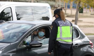 Una agente de la Policía Nacional habla con una conductora durante un control policial. /Europa Press