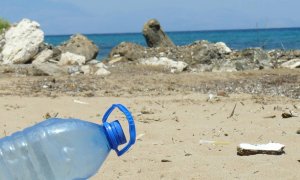 Botella de Plástico arrojada sobre la playa.