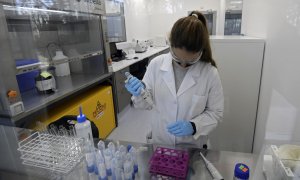 Una científica trabaja en la planta del laboratorio de anticuerpos monoclonales.