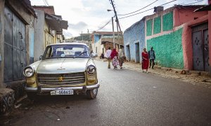 Imagen de un Peugeot de los años 70 del siglo XX, utilizados como taxis en Harar, Etiopía