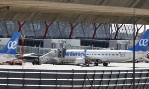 Aviones de Air Europa en la pista de aterrizaje de la Terminal T4 del aeropuerto Adolfo Suárez Madrid-Barajas, en Madrid. E.P./Jesús Hellín