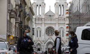 Agentes de la policía francesa aseguran la calle cerca de la entrada de la iglesia Basílica de Notre Dame en Niza, Francia, el 29 de octubre de 2020, luego de un ataque con cuchillo.