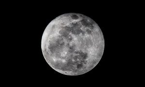 Fotografía que muestra la luna llena.