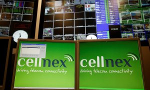 El logo de Cellnex en las pantallas de sendos ordenadores en el centro de control de Torrespaña. REUTERS/Sergio Perez