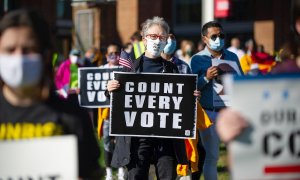Ciudadanos piden en una protesta en Filadelfia que se cuenten todos los votos ante las amenazas de Trump de paralizar el recuento tras las elecciones del 3 de noviembre