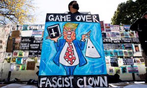 Un ciudadano porta carteles contra el todavía presidente de EEUU, Donald Trump, cerca de la Casa Blanca (Washington).
