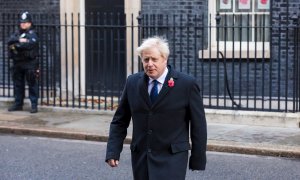 El primer ministro británico, Boris Johnson, sale de Downing Street para asistir al Servicio Nacional de Recuerdo, el Domingo del Recuerdo, en el Cenotafio en Westminster, Londres.