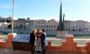 El vicepresident Pere Aragonès, la consellera de Justícia Ester Capella i l'alcaldessa de Tortosa,Meritxell Roigé, davant del monument franquista des del passeig de l'Ebre.