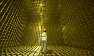 Interior de un prototipo de detector de neutrinos para la mina de Dakota del Sur, construido con finas mallas metálicas en el CERN./CERN