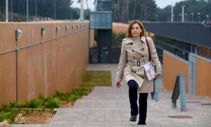 L'expresidenta del Parlament Carme Forcadell sortint caminant de la presó de Mas d'Enric el 17 de febrer de 2020.