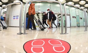 Pasajeros caminan por el aeropuerto Adolfo Suárez-Barajas en Madrid donde comienza la exigencia de pruebas PCR para pasajeros de vuelos de fuera de España.