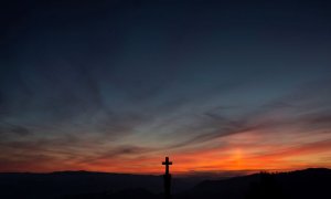 Silueta de un "cruceiro" durante la puesta de sol en la ciudad gallega de Ourense.