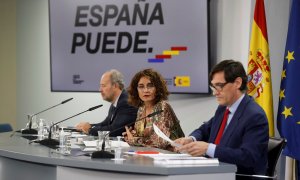 La ministra portavoz, María Jesús Montero (c), el ministro de Sanidad, Salvador Illa (d), y el ministro de Justicia, Juan Carlos Campo, comparecen en la rueda de prensa posterior al Consejo de Ministros este martes en Madrid.