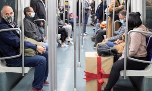 Viajeros en el metro de Barcelona este lunes