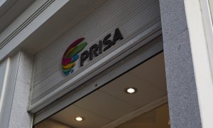 El logo del Grupo Prisa enla entrada de su sede en la Gran Vía de Madrid. E.P./Jesús Hellín