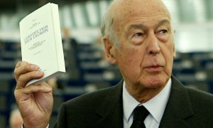 Valery Giscard d'Estaing sosteniendo un ejemplar de la Constitución Europea en Estrasburgo en 2003.