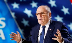 El abogado de Trump, Rudy Giuliani, vuelve a ser tendencia por un pedo en plena comparecencia