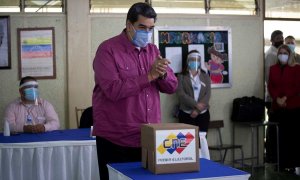 El presidente venezolano, Nicolás Maduro, vota hoy en un centro electoral de Caracas (Venezuela)