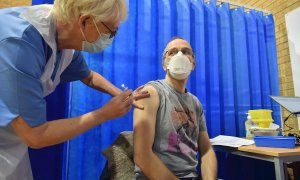 08/12/2020.- David Farrell, paciente de 51 años, recibe una de las dos vacunas de Pfizer y BioNtech en un centro de vacunación en Cardiff (Reino Unido).