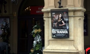 Exterior del Liceu amb un cartell de 'La traviata'.