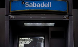 El logo del Banco Sabadell en el cajero automático de una de sus sucursales en Madrid. REUTERS/Juan Medina