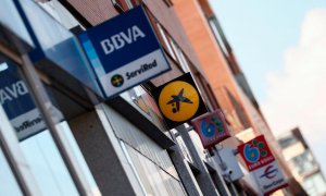 Varias oficinas bancarias en una calle de Madrid. . REUTERS/Sergio Perez.