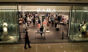 Entrada de una tienda de Zara, la principal enseña de la multinacional de Inditex en Kuala Lumpur (Malasia). REUTERS/Lim Huey Teng