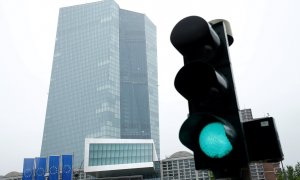 Un semáforo en verde cerca del rascacielos donde tiene su sede el BCE en Fráncfort. REUTERS/Ralph Orlowski