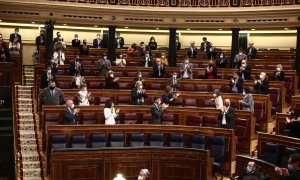 17/12/2020.- Varios miembros del PSOE aplauden a la diputada de su grupo María Luisa Carcedo tras su intervención en el debate de eutanasia. E. Parra/EUROPA PRESS