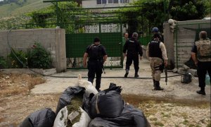 Policías albaneses, durante la operación llevada a cabo contra los narcos en la población de Lazarat.
