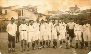 La futbolista Anita Carmona Veleta posa con el Vélez CF.