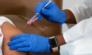 Un sanitario administra una dosis de la vacuna de Moderna en Nueva York, EEUU