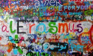 Los estudiantes Erasmus han dejado su huella también en "El Muro de John Lennon", en Praga.