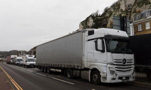 Los camiones de carga no pueden cruzar por mar ni por el Eurotúnel y el puerto de Dover está cerrado al tráfico de salida.