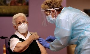 Araceli, una mujer de 96 años, ha recibido a las 9.00 horas la primera dosis de la vacuna en España.