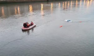 Un coche patrulla de la Ertzaintza se precipita a un río con dos agentes en su interior