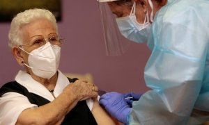 Araceli, de 96 años, primera persona en ponerse la vacuna contra la covid-19.