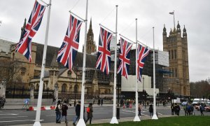 Banderas británicas junto al Parlamento en Londres.
