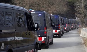 02/01/2021. Decenas de furgones de los Mossos d'Esquadra, a su llegada para desalojar la macrofiesta ilegal. - EFE